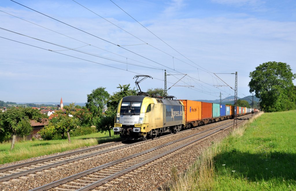 ES 64 U2-007 MRCE-boXXpress mit Containern auf der KBS 750 Richtung Ulm.Aufgenommen bei Gingen(Fils)am 26.7.2011