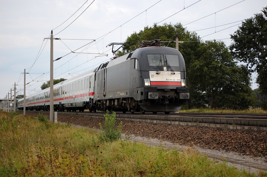 ES 64 U2 - 030 (182 530-6) mit dem IC 1923 Kln Hbf zwischen Growudicke und Rathenow. 12.09.2010