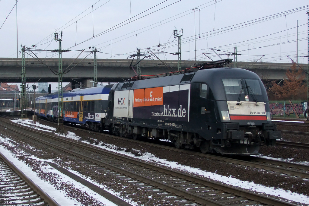  ES 64 U2-034 mit HKX 1802 nach Kln bei der Ausfahrt aus Hamburg-Harburg 26.1.2013