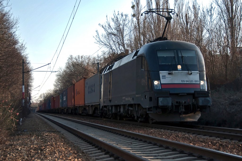 ES 64 U2-069 ist mit einem Containerganzzug, zwischen Wien Speising und Wien Htteldorf unterwegs. Die Aufnahme entstand am 21.03.2011 um 16:38.