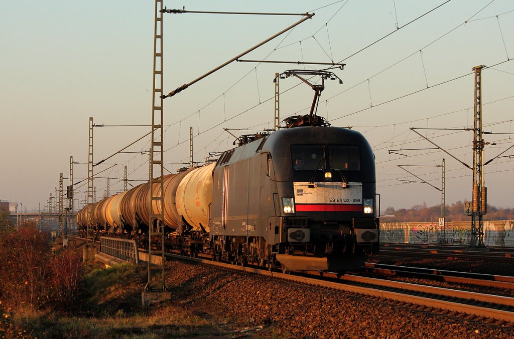 ES 64 U2-099 (TX) mit KeWa kurz vor Porz Wahn am 14.11.2011