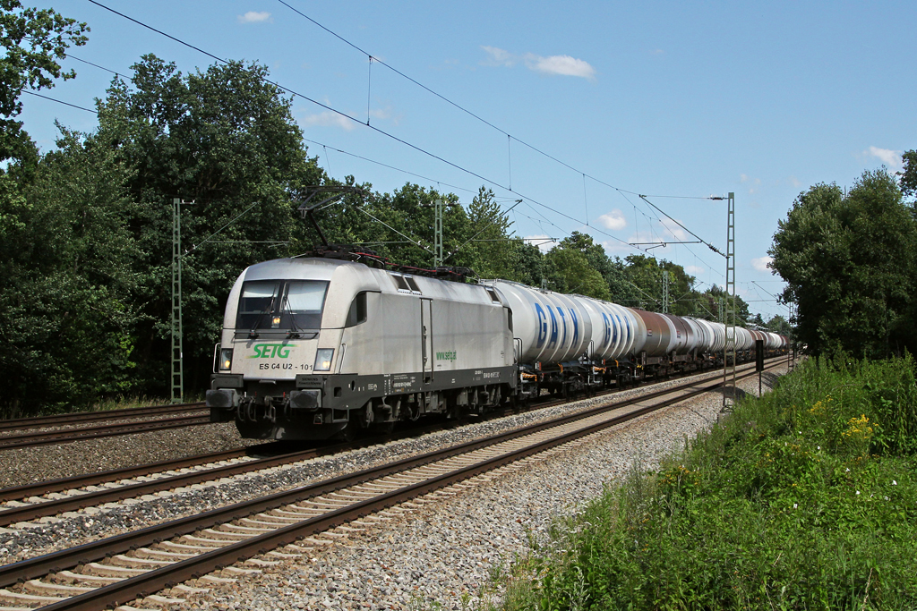 ES 64 U2 101 mit einem Kesselwagenzug am 18.07.2012 zwischen Vaterstetten und Haar.