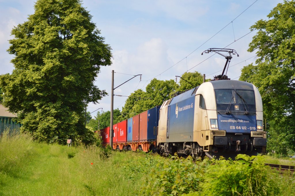 ES 64 U2-19 der Wiener Lokalbahn AG mit Container Ganzzug nach Norden in Bubenreuth (15.06.2013)