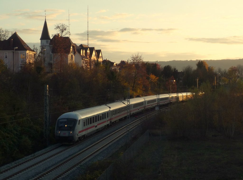 Es wird frh dunkel an den Villen in Radolfzell. Schon um 16:30 Uhr reicht das Licht nicht mehr vollstndig fr IC 2005 Emden Hbf - Konstanz mit 120 119-3. Die Beleuchtung oberhalb der Gleise ist aber dennoch nicht zu verachten. 06.11.09