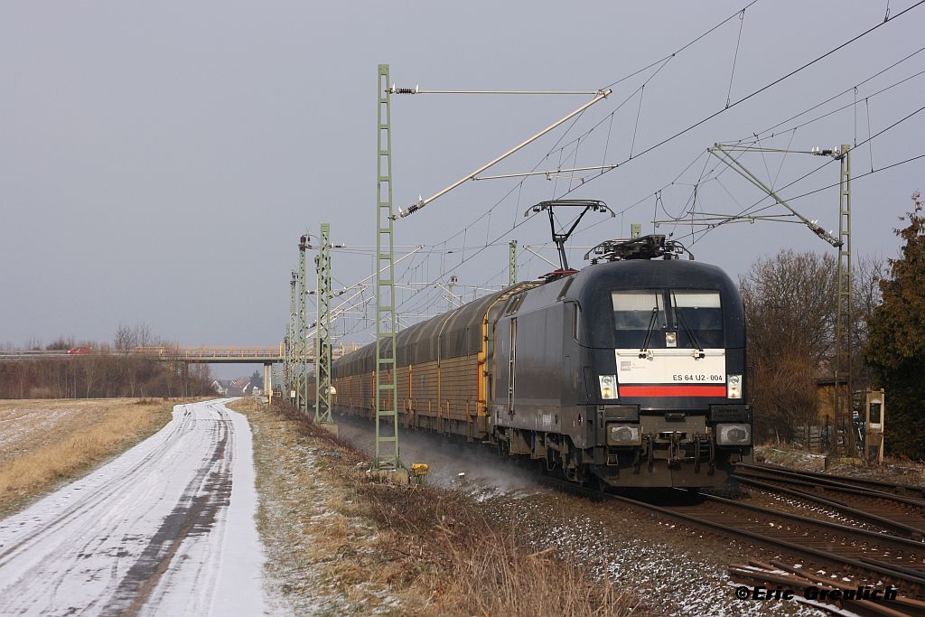 ES64U2-004 mit einem Altmann-Autozug am 03.02.2012 bei Weetzen.