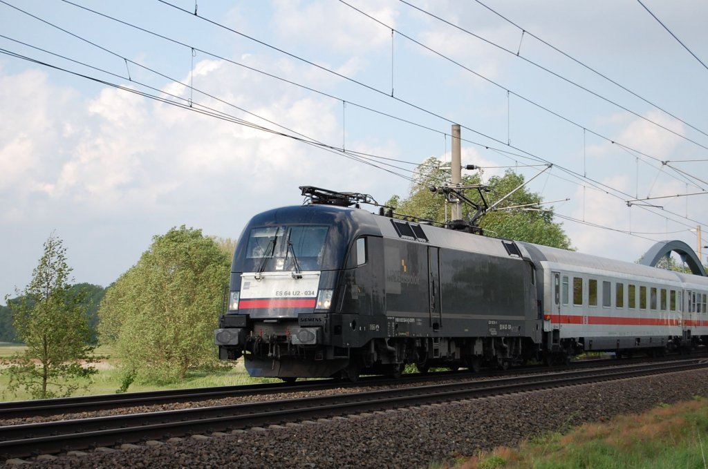 ES64U2 034 am 24.05.2010 bei Dollbergen vor einem IC