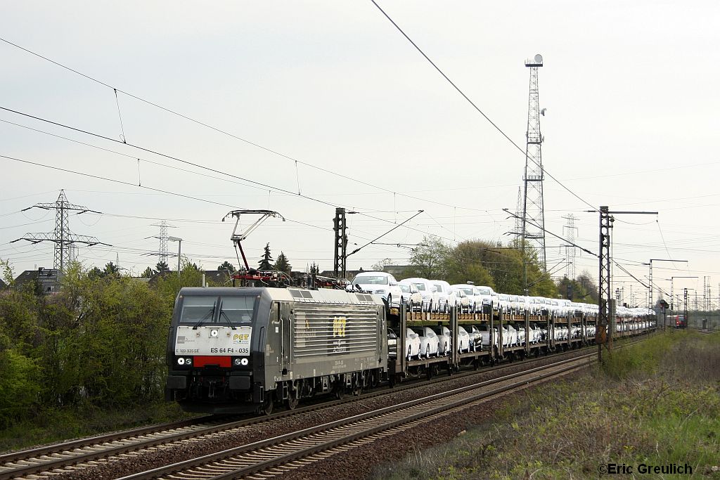 ES64U2-035 mit einem Autozug am 20.4.10 in Ahlten.