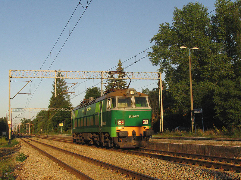 ET22-1175 in Łąck am 10.07.2010. Sie fhrt zurck nach Kutno, nachdem sie mit einem Gterzug (http://www.bahnbilder.de/name/einzelbild/number/431205.html) PKN  Orlen  in Płock erreicht hat.