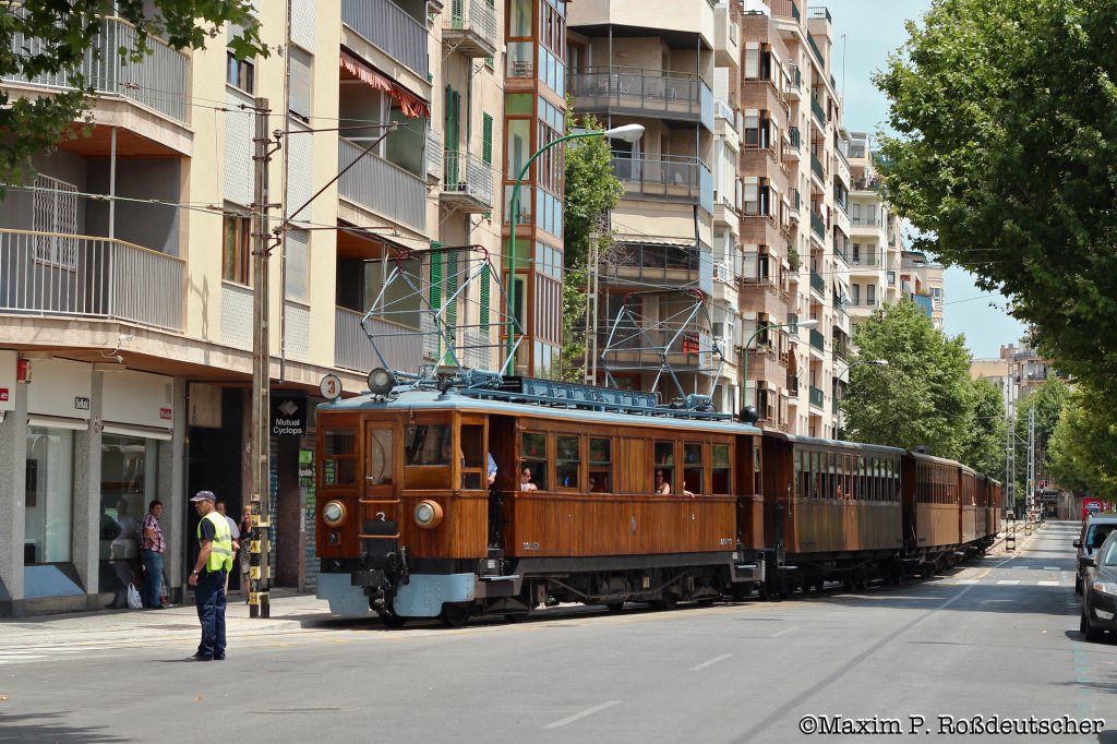 ET3 der Ferrocarril de Sller am 5.7.2012 mit dem  Tren de Sller  bei der Einfahrt von Palma de Mallorca.