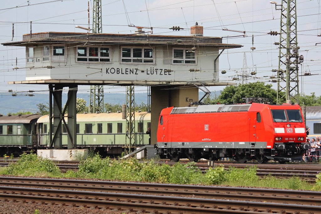 Etwas unfreiwillig nahm 185 176 am 2.6.12 bei der Lokparade in Koblenz-Ltzel teil.
Die Lok kam aus dem Gbf und setze nur um.