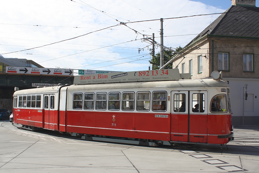 F 711 des VEF als Sonderverkehr anllich des Tramwaytag am 15.09.2012 biegt von der Schlossallee in die Linzerstrasse ein.

