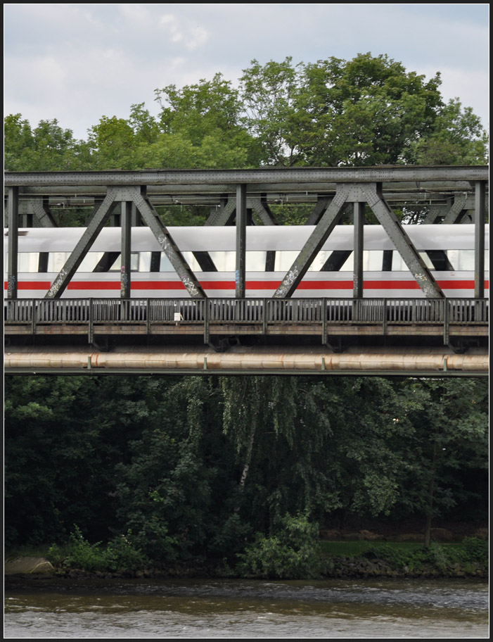 Falsche Fensterpfosten - 

ICE 1 auf der Main-Neckar-Brücke in Frankfurt am Main. 

12.07.2012 (J)