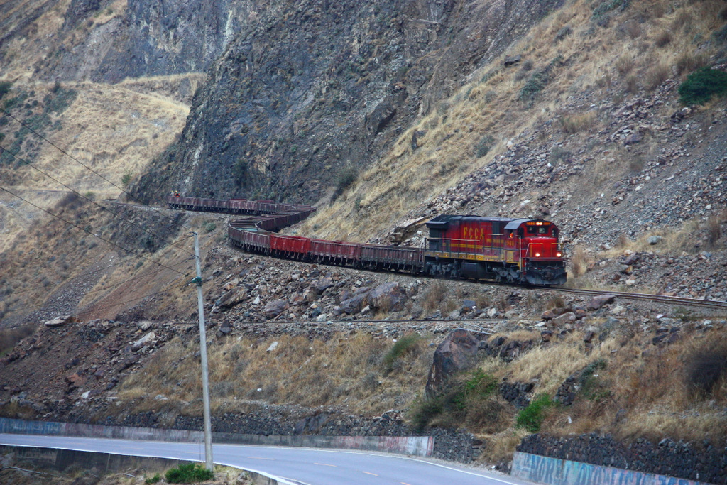 FCCA, Peru : Zick-Zack am Hang : GE C30-7M No. 1008 schiebt ihren Leerwagenzug von Viso Abacho hinauf nach Viso Arriba. Die Weiterfahrt erfolgt dann wieder vorwrts auf der Ebene, die direkt ber dem letzten Waggon erkennbar ist. - 06/09/2011