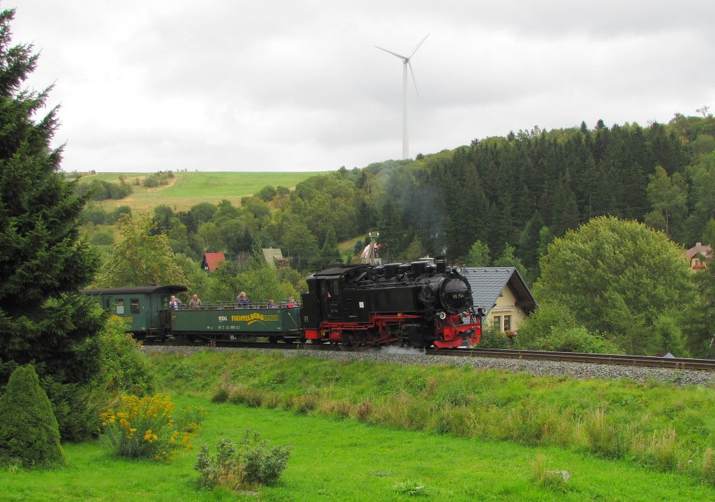 Fichtelbergbahn 99 794 mit der SDG 1003 von Cranzahl nach Kurort Oberwiesenthal, vor dem B der B95 bei Oberwiesenthal; 13.09.2011