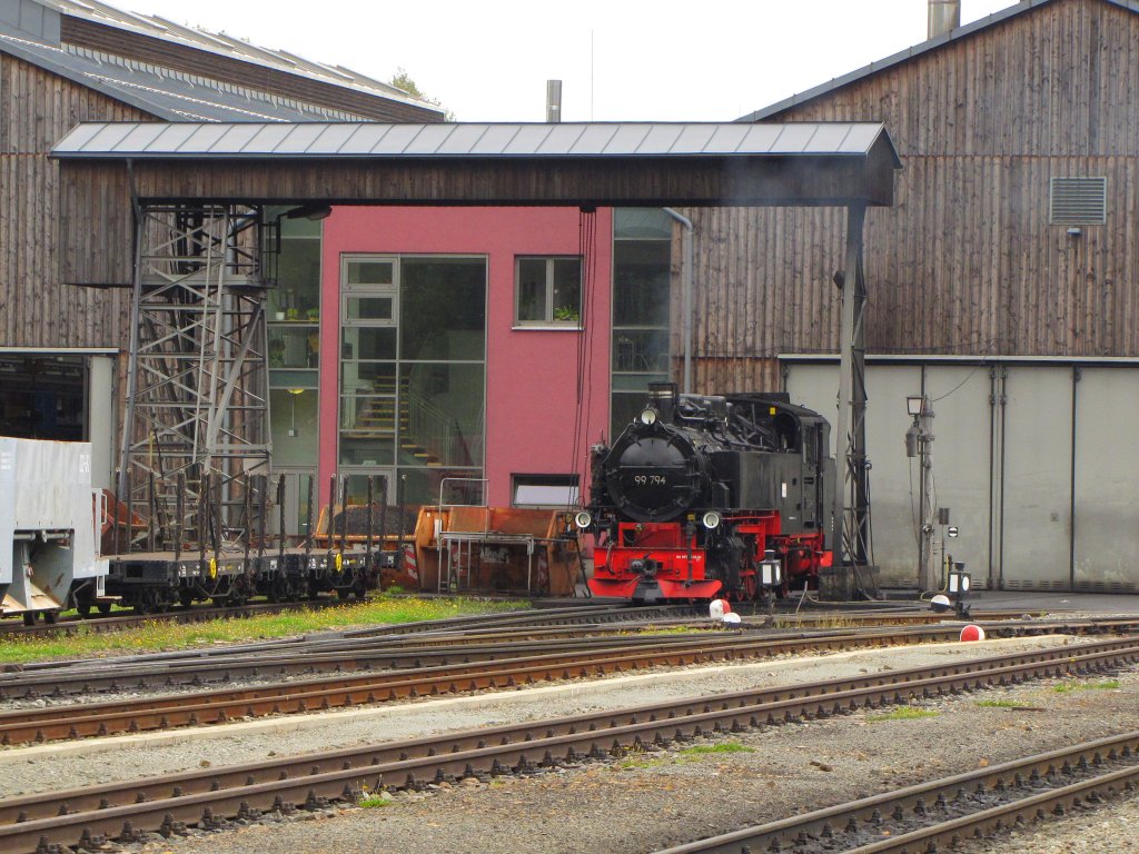 Fichtelbergbahn (SDG) 99 794 vor der SDG Lokomotivwerkstatt in Oberwiesenthal; 13.09.2011