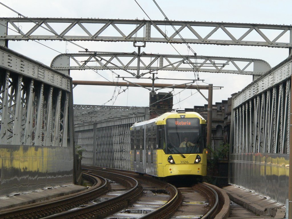 Flexity Swift als Metrolink nach Victoria am 14.4.2012 in Deansgate, Manchester.