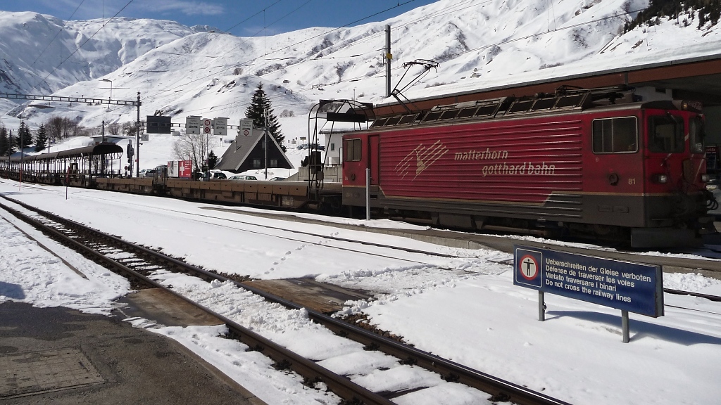 FO Ge 4/4 III Nr. 81, eine von zwei Loks fr den Autoverlad durch den Furka-Basistunnel, fhrt gerade in die Station Realp ein (17.3.2010).