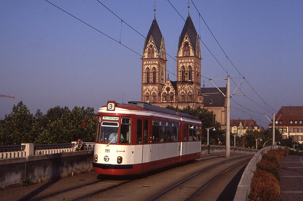 Freiburg Tw 111 erreicht am Morgen des 27.08.1991 die Haltestelle Hbf./Stadtbahnbrcke.