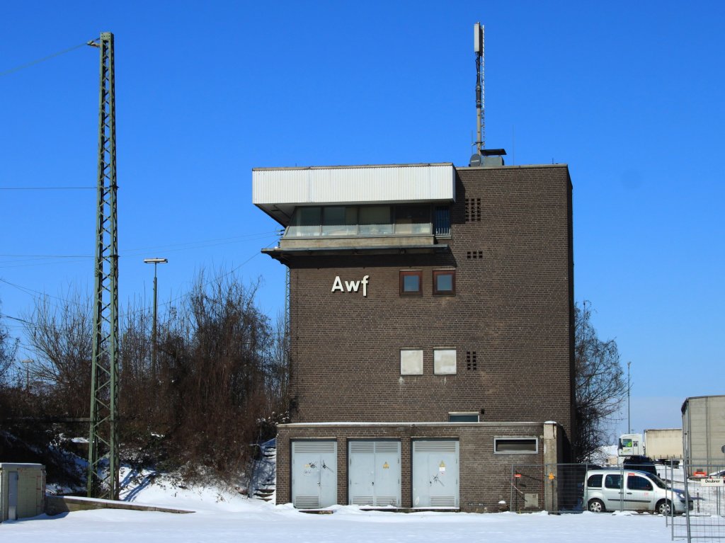 Freie Sicht auf das Stellwerk Awf am 13.03.2013. Das Empfangsgebude in Aachen West wurde in den letzten Wochen abgebrochen um Platz fr den neuen Hochschulcampus zu schaffen. Nun hat man vom Republikplatz freie Sicht auf das Stellwerk.
Das 1910 erbaute Empfangsgebude wurde im Bombenhagel des zweiten Weltkriegs vollkommen zerstrt, 1951 wieder aufgebaut und bis 1990 genutzt, danach zog eine Discothek in das Gebude.