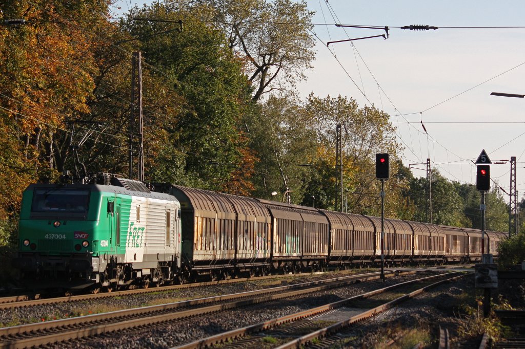 FRET 437004 am 11.10.12 mit einem Papierzug in Ratingen-Lintorf.