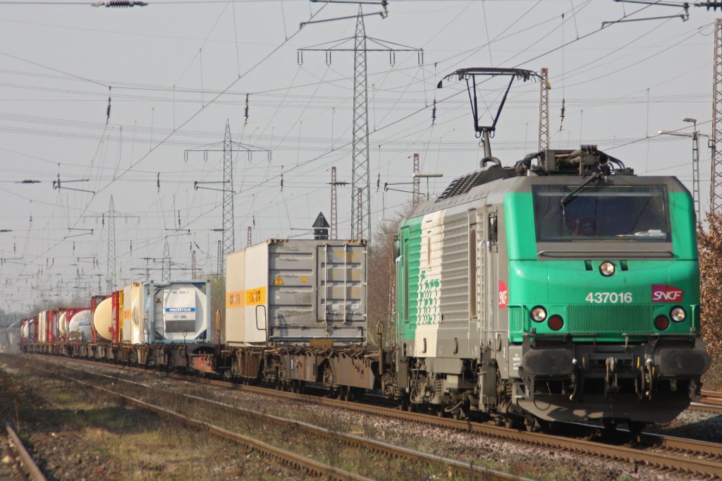 FRET 437016 am 29.3.11 mit einem Containerzug bei der Durchfahrt durch Ratingen-Lintorf.