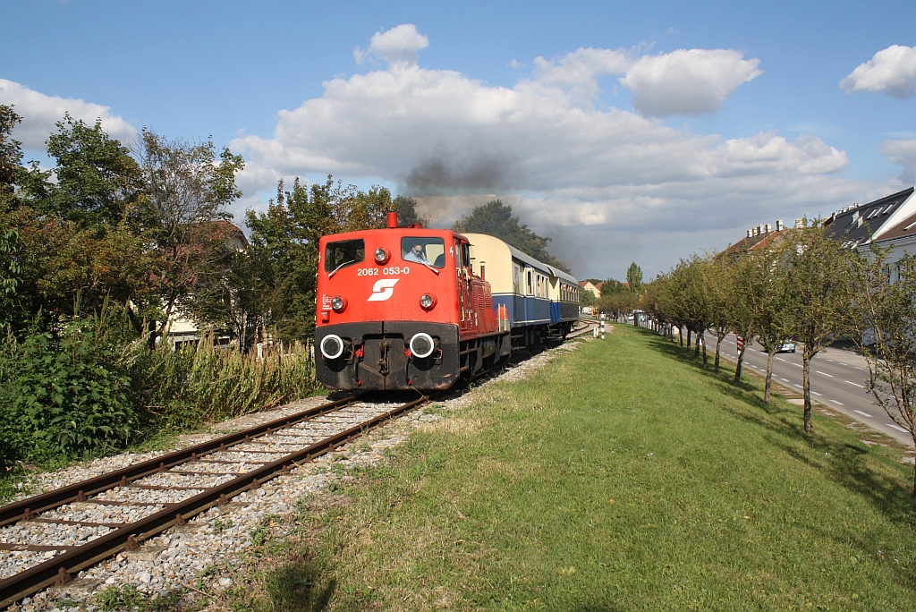 FROWOS 2062 053-0 anllich des Regionalbahntages am 16.09.2012 auf der Kaltenleutgebener Bahn als NF 19076 auf der Rampe kurz vor dem Bf. Perchtolsdorf.