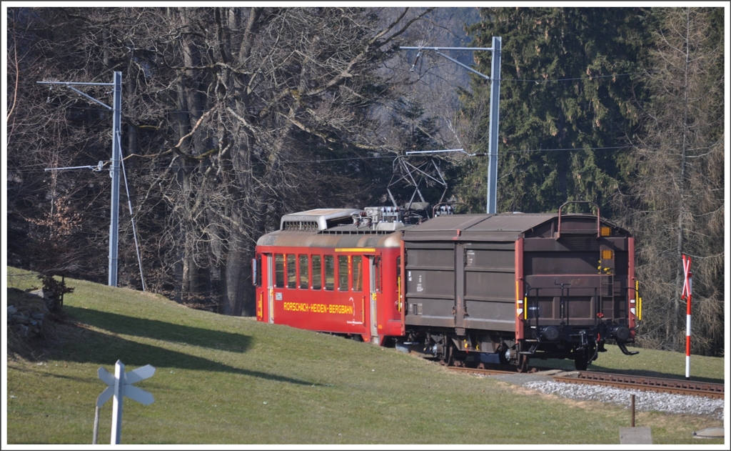 Frher ein alltgliches Bild und heute ganz selten zu sehen, ein Gterwagen auf der RHB. Dieser Zug mit ABDeh 2/4 24 hat mich gestern berrascht, sodass es nur noch fr einen Nachschuss aus dem Fenster meines Elternhauses reichte. (09.03.2011)