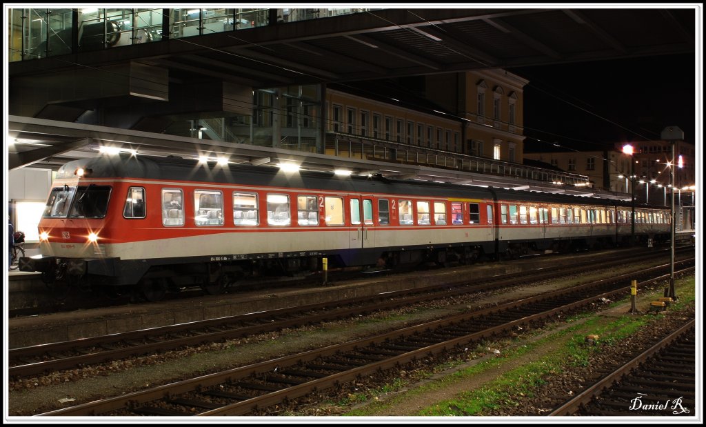 Fulminant mchte ich die heute Bilderserie vom Hbf in Regensburg beginnen. Es entstanden auschlielich Nachtaufnahmen. 
Tadaa: 614 005 berraschte uns vllig von hinten, aber es gibt ja noch mehr Bilder... (1.11.2010)