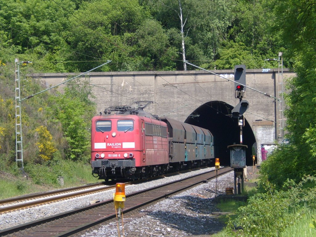 Ganz berraschend kam die orientrote 151 086-6 beim Nirmer Tunnel am 03.06.2010 vorbei.