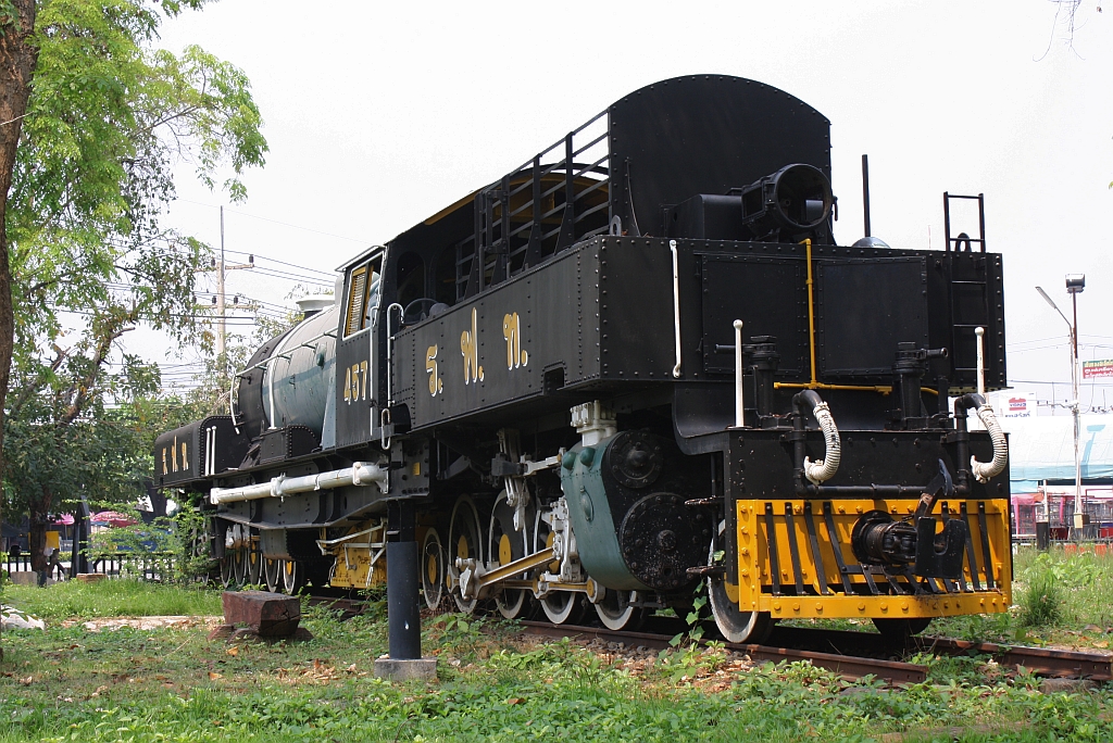 Garratt 457 (1'D1'-h2 + 1'D1'-h2, Henschel, Bauj. 1936, Fab.Nr. 23109) am 13.Mrz 2011, aufgestellt an der Zufahrt zum Bf. Kanchanaburi.