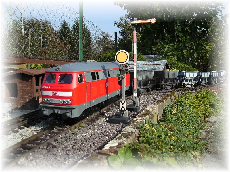 Gartenbahn
Cargo 218 (Piko G)mit Schotterzug auf dem Weg zur Verladestelle