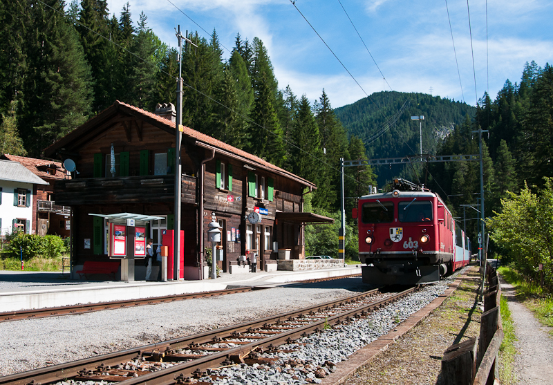 Ge 4/4 I 603  Badus  am 14. August 2011 mit einem Glacierexpress in Davos-Wiesen.