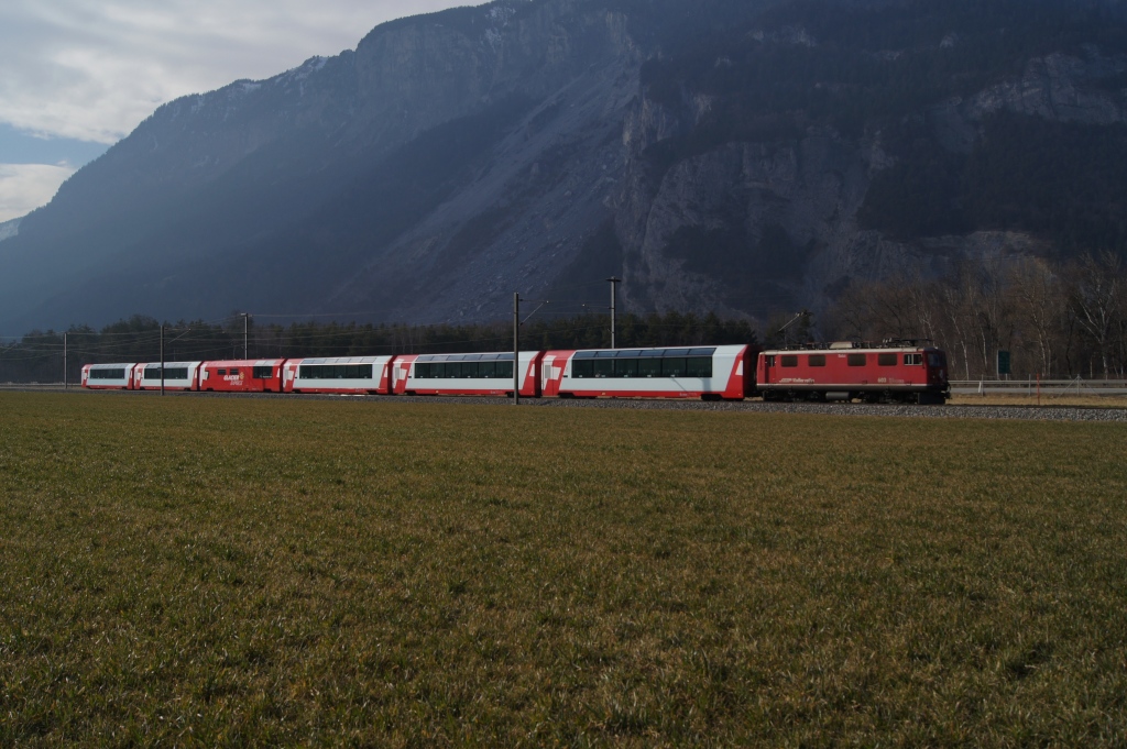 Ge 4/4 I 603 bringt am 3.3.11 den GEX 910 von Disentis nach Chur, hier bei Felsberg.