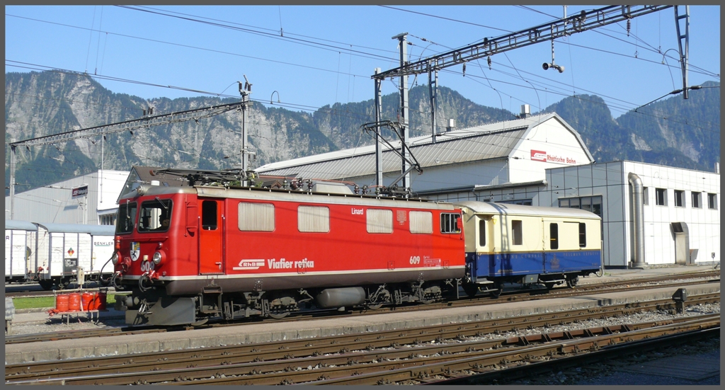 Ge 4/4 I 609  Linard  rangiert in Landquart den Gepckwagen des Alpine Classic Pullman Express. (28.06.2010)