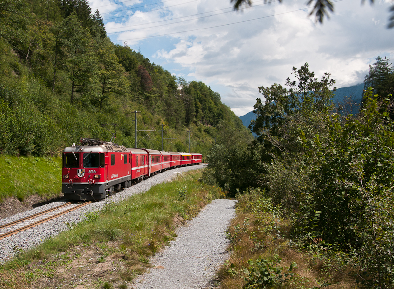 Ge 4/4 II 626  Malans  am 8. August 2011 mit dem RE 1232 (Scuol-Tarasp - Diesentis/Muster) zwischen Reichenau-Tamins und Trin.