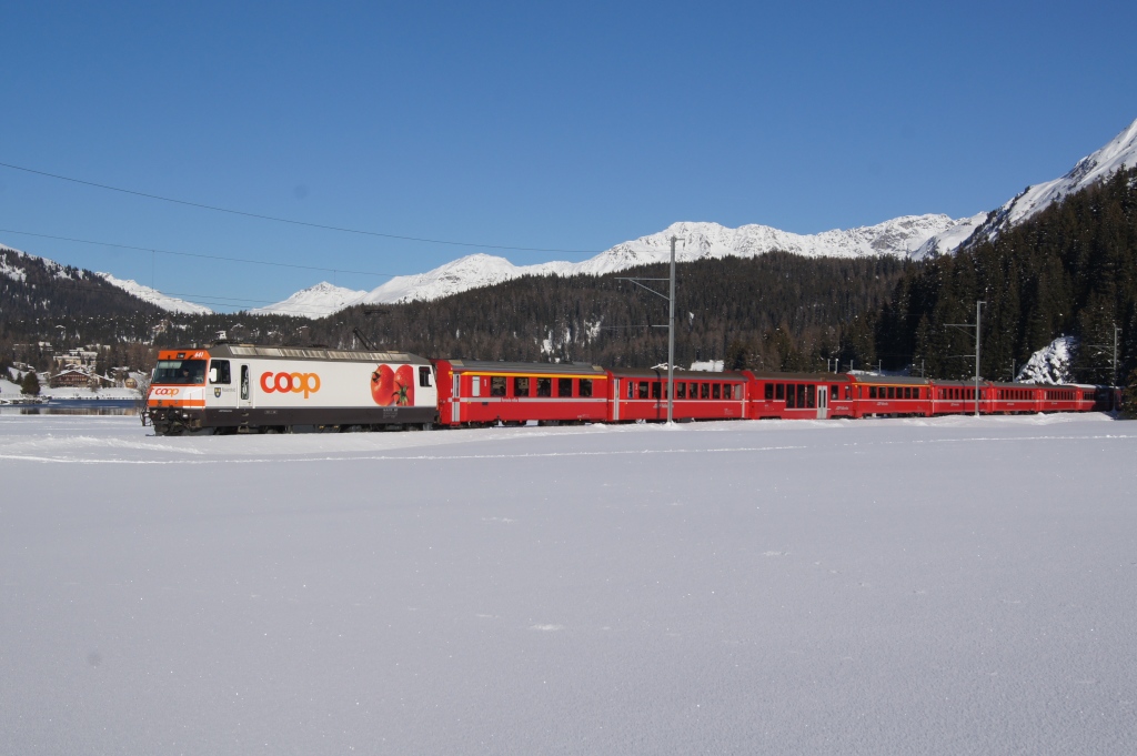 Ge 4/4 III 641 befindet sich am 27.12.11 mit dem RE 1041 kurz vor Davos Dorf.