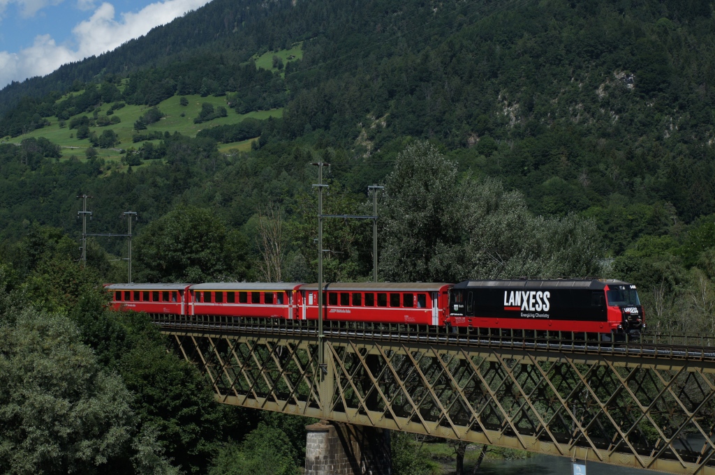 Ge 4/4 III 648 nhert sich am 10.7.12 mit dem RE 1132 Reichenau-Tamins.