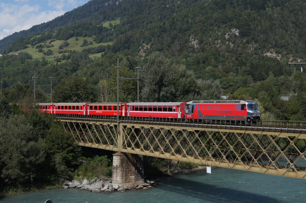 Ge 4/4 III 651 erreicht am 2.9.11 mit dem RE 1132 Reichenau-Tamins.