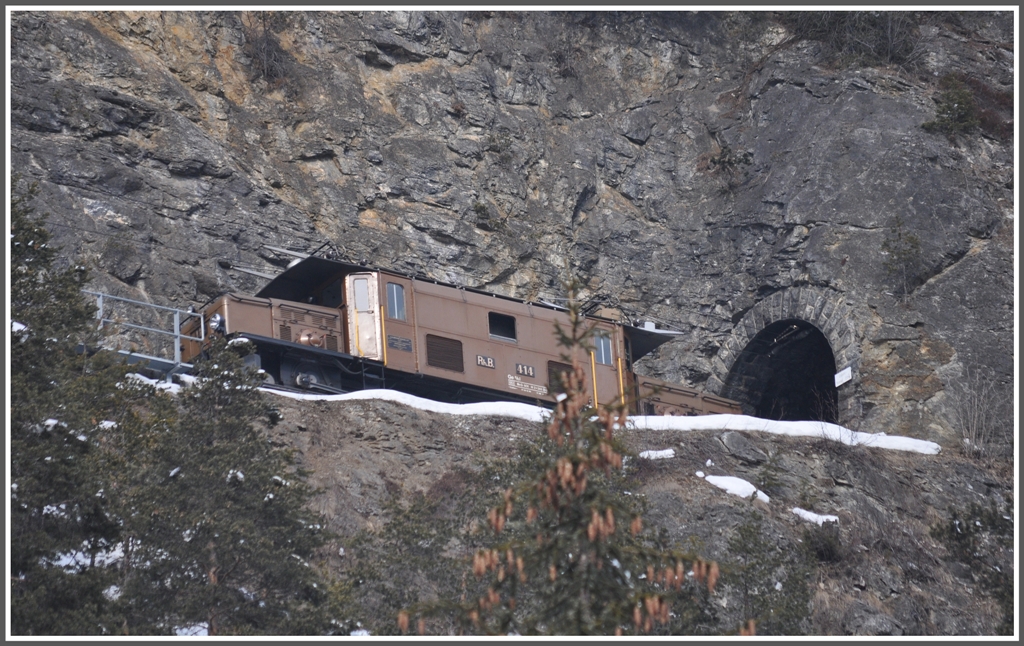 Ge 6/6 I 414 vor dem Zalaint Tunnel bei Filisur. (12.02.2012)