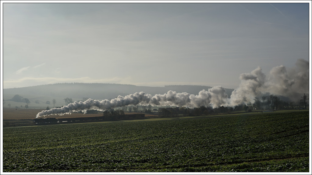 Gegenlichaufnahme des DGz 103 in Oberrohn, welcher am 27.10.2011 von Bad Salzungen nach Meiningen verkehrte und mit 41 1144 bespannt war. Diesmal ohne direkt in die Sonne zu fotografieren.