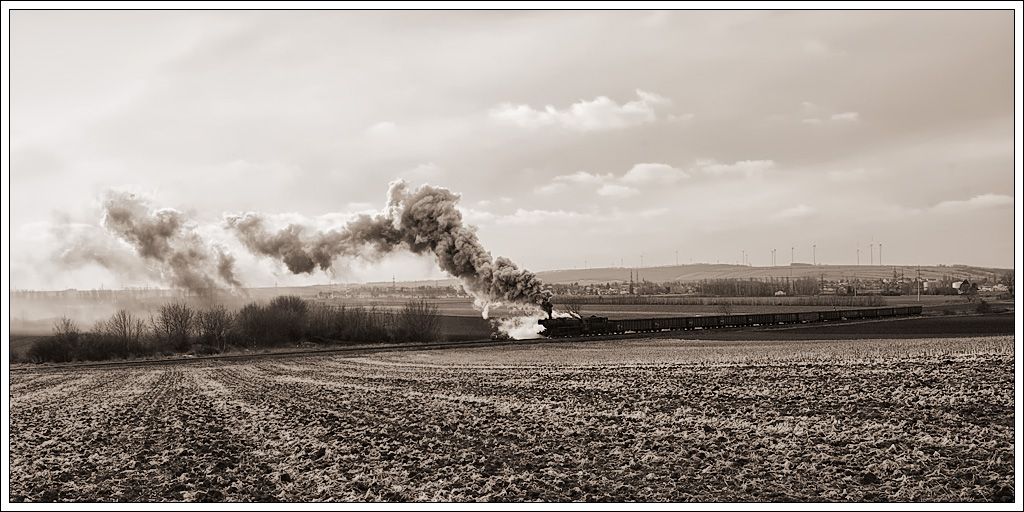 Gegenlichtimpression von 52.7612 mit dem rund 1000 Tonnen schweren VG 75013 von Mistelbach nach Hohenau am 26.12.2010, aufgenommen kurz vor Dobermannsdorf.