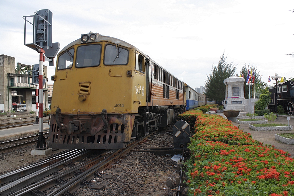 GEK 4014 (Co'Co', de, General Electric, Bj.1963, Fab.Nr. 34863) als Verschubreserve am 07.Dezember 2010 im Bf. Hua Lamphong. Ganz rechts erkennt man die Denkmallok 714. Leider gibt es von der 714 keine Fotos, da das  Motiv verdeckt  ist (Ablehnungsgrund Admin)und somit ein  bahnbilder.de-gerechtes  Foto technisch nicht machbar ist.