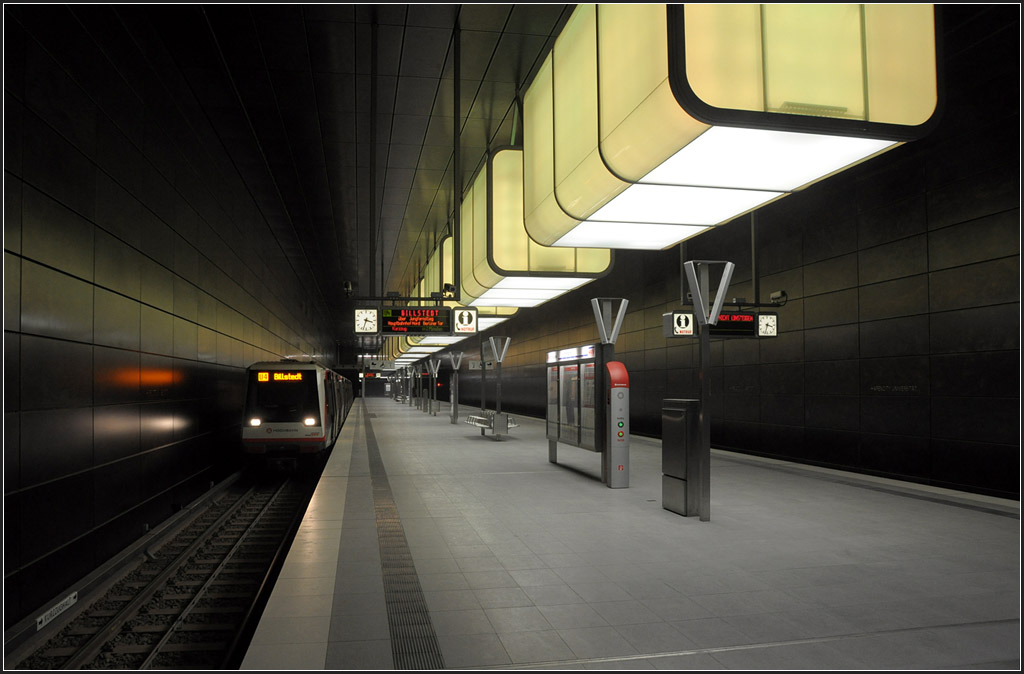 Gelbgrünes Licht - 

U-Bahnhof  HafenCity Universität  an der Hamburger U-Bahnlinie 4.

16.02.2013 (J)