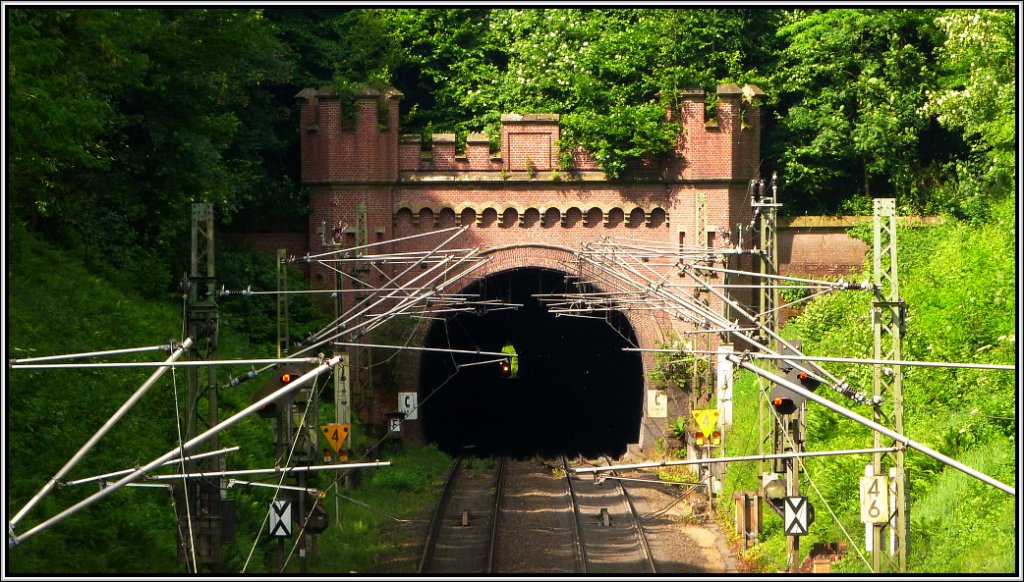 Gemmenicher Tunnelansicht im Juni 2013. Aus Belgien fhrt gerade eine Lok in den 
Tunnel ein. Location: Aachen Reinharzkehl.