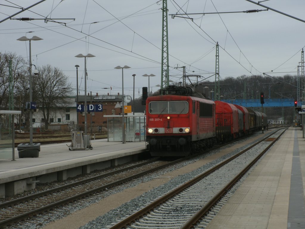 Genau um 15:00 Uhr durchfuhr 155 207,am 05.April 2011,den Bahnhof von Bergen/Rgen.
