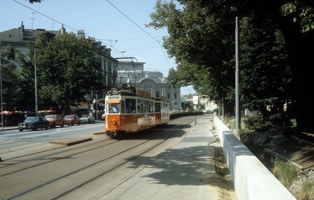 Genve / Genf TPG Tram 12 (Be 4/4 704) Rue du Conseil-Gnral am 16. Juli 1983.