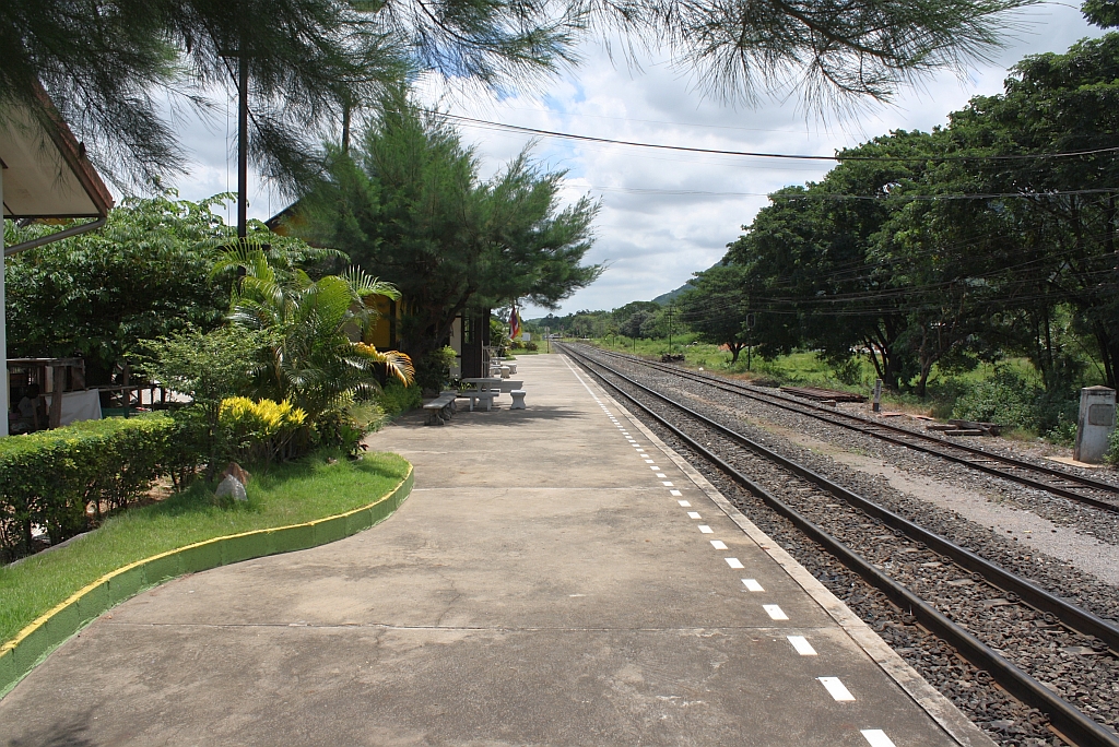 Gepflegter Hausbahnsteig des Bf. Klong Phai; Bild vom 12.Juni 2011. 

