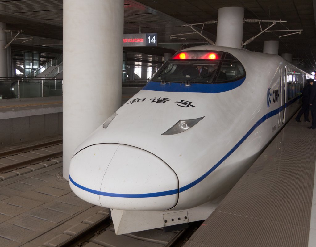 Gerade angekommen und schon wieder bereit der Rckfahrt: CRH2C (CRH2-300) im Bahnhof von Xi'an vor der Rckfahrt nach Zhengzhou. (23.03.2012) 