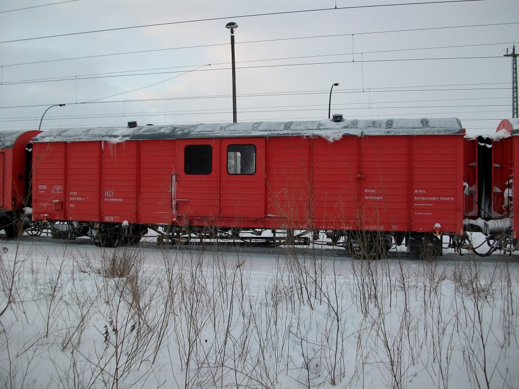 Gertewagen 40 80 940 0 900-3 vom Hilfszug Heimatbahnhof Rostock am 26.Dezember 2010 in Bergen/Rgen.