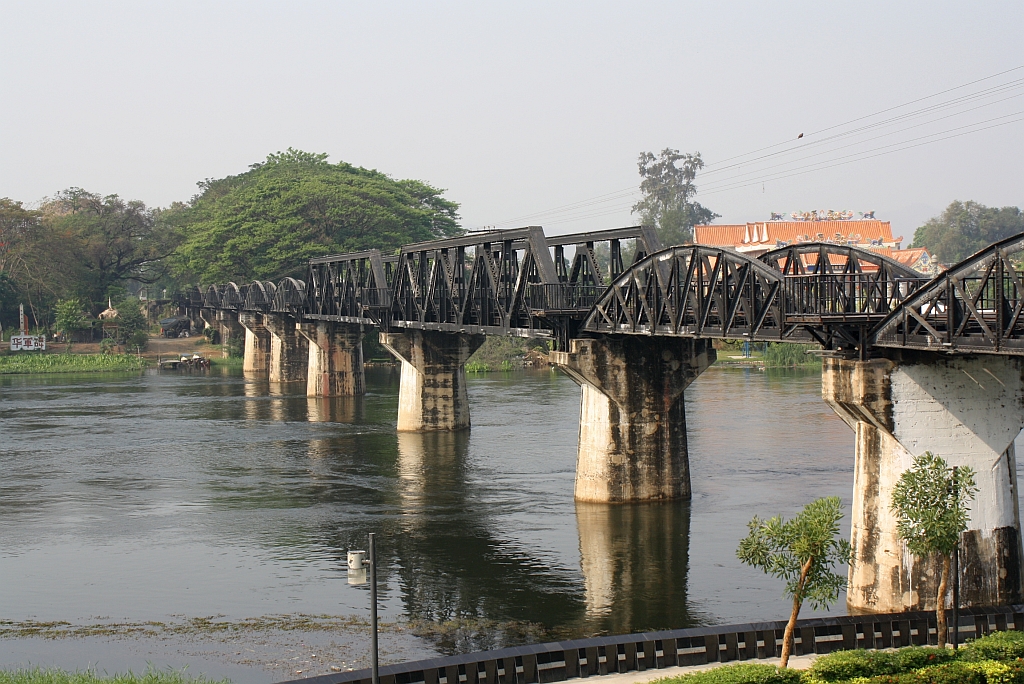 Gleich nach dem Bf. Saphan Kwai Yai liegt die Brücke über den Kwai. Berühmt durch den Film  Die Brücke am Kwai  ist sie heute ein fixer Programmpunkt diverser Rundfahrten. Der Film wurde übrigens in Ceylon, heute Sri Lanka, gedreht.  Bild vom 12.März 2012